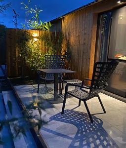 two chairs and a table on a patio at De Zeeuwse Tobbe in 's-Heerenhoek