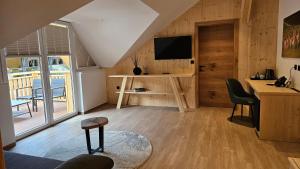 TV a/nebo společenská místnost v ubytování Sobe rooms JELEN JELENOV GREBEN