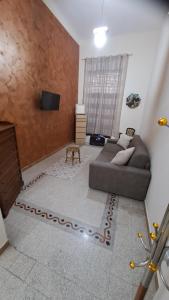 a living room with a couch and a television at Casa Gioele in Siracusa