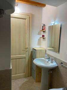 Un baño de La casa di Balto 16 fotos más