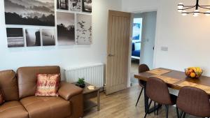 un salon avec un canapé et une table dans l'établissement 23 Innes Street Apartment, à Inverness