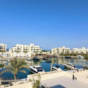 Blick auf einen Yachthafen mit Booten im Wasser in der Unterkunft Nayah Stays, Luxurious bedroom in Fanadir Marina in Hurghada