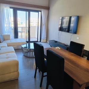 ein Wohnzimmer mit Tisch und Couch in der Unterkunft Nayah Stays, Luxurious bedroom in Fanadir Marina in Hurghada