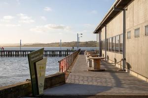 Un muelle con una mesa al lado del agua en Moonlight Bay - Apt 3, en Newhaven 9 fotos más