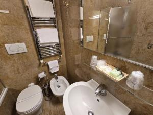 Koupelna v ubytování Mokinba Hotels Sant'Ambroeus + 38 fotografií