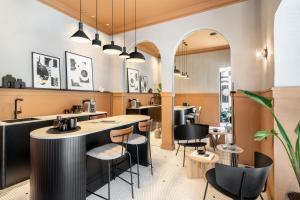un ristorante con sedie nere e un tavolo di Noel Suites a Gerusalemme