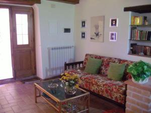 a living room with a couch and a table at GAVORRANO - Ravi appartamento indipendente in Ravi