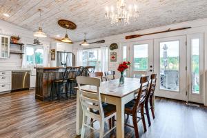 Family-Friendly Retreat on Gilletts Lake! في جاكسون: مطبخ وغرفة طعام مع طاولة وكراسي