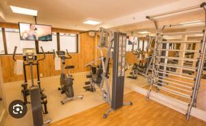 a gym with several treadmills and machines at Cullinan Brasilia - Fabuloso apartamento da REDE PREMIUM 05 in Brasilia