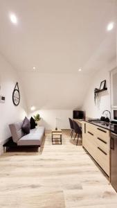 a living room with a couch and a kitchen at Apartment 2 nähe Rhein mit top Verkehrsanbindung in Wiesbaden