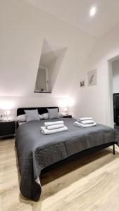 a bedroom with a bed with two pillows on it at Apartment 2 nähe Rhein mit top Verkehrsanbindung in Wiesbaden