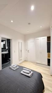 a bedroom with a bed with three towels on it at Apartment 2 nähe Rhein mit top Verkehrsanbindung in Wiesbaden