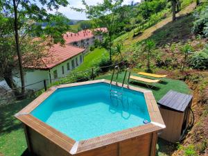 - une petite piscine avec balançoire dans la cour dans l'établissement Apartamento 2 playa Riberuca Suances, à Suances