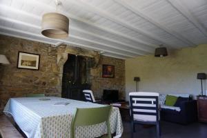ラ・トリニテ・シュル・メールにあるMaison Le Quéric La trinité sur merのテーブルと椅子とソファのある部屋