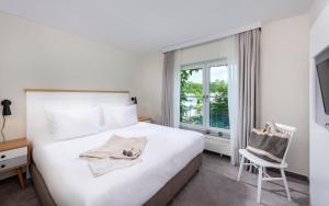 Precise Resort Marina Wolfsbruch - Familienapartments में एक कमरे में एक या कई बेड +31 फ़ोटो