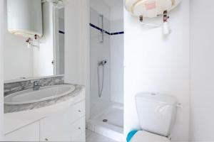 ein weißes Badezimmer mit Toilette und Waschbecken in der Unterkunft Aurore - T1 15 in Carcassonne