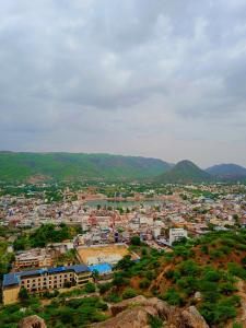 A general mountain view or a mountain view taken from a hosteleket