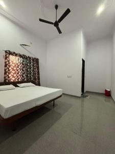 Hotel Raghunath Palace客房内的一张或多张床位