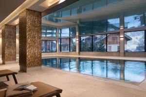 Bazén v ubytování MGM Hôtels & Résidences - Hôtel Laska nebo v jeho okolí