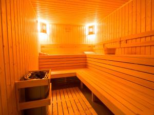 uma sauna de madeira com uma banheira no meio em Park Hotel Asenevtsi em Veliko Tŭrnovo