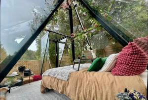 Postel nebo postele na pokoji v ubytování Magnifique Pyramide en Verre