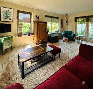 ein Wohnzimmer mit einer Couch und einem Couchtisch in der Unterkunft - Tulipa - Vakantiehuis nabij de bloembollenvelden, het meer en strand in Noordwijkerhout