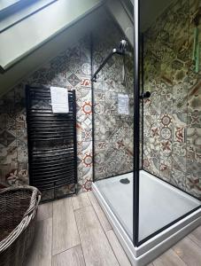 eine Dusche im Bad mit einer Wand in der Unterkunft - Tulipa - Vakantiehuis nabij de bloembollenvelden, het meer en strand in Noordwijkerhout + 17 Fotos