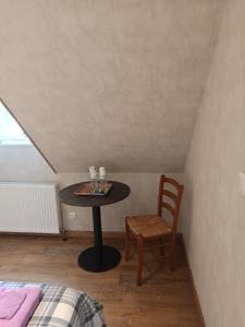 una mesa pequeña y una silla en una habitación en LA CLIMONTAINE BIS, en Urbeis