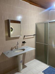 Koupelna v ubytování Pousada e Camping Lumiar