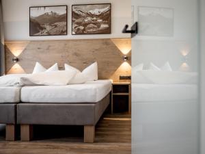 een slaapkamer met een bed met witte kussens bij The River by Regina in Sölden