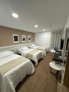 Habitación de hotel con 4 camas y TV en La Hospedería - El Provencio, en El Provencio 35 fotos más