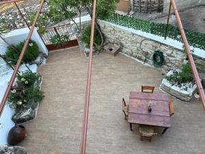Rõdu või terrass majutusasutuses Loucy’s Art Home