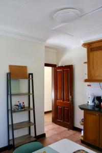 ein Raum mit einer Küche mit einer Leiter und einer Tür in der Unterkunft Mountain View Villa in São Vicente + 40 Fotos