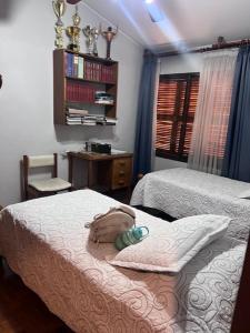 Un dormitorio con dos camas con una botella en la cama. en La Maison de Marinés, en Villa Nueva