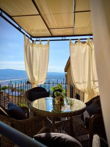 Santa Maria in ValleにあるTetti di Treviの海の景色を望むバルコニー(テーブル付)