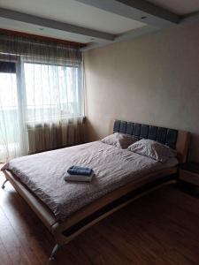 Una cama con un libro en un dormitorio en Inzenieru 77 apartment, en Ventspils