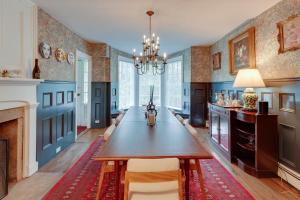 Fotografie z fotogalerie ubytování Historic Connecticut Home with Grill and Spacious Yard v destinaci Weston + 30 fotografií