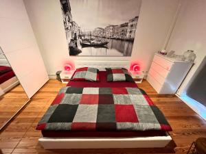 Postel nebo postele na pokoji v ubytování Doppelzimmer mit Terrasse in privatem Zuhause
