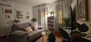 Apartamentos Los Descalzos Ángel With Private Terrace Free Parking的休息区