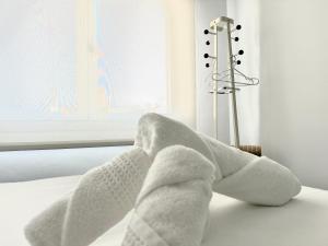 a person in white socks sitting on a bed at Estancia Única en Aguadulce in Aguadulce