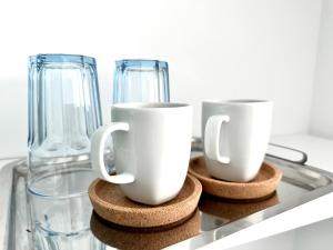 two coffee cups sitting on a counter with cork stoppers at Estancia Única en Aguadulce in Aguadulce +7 photos