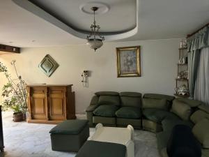 una sala de estar con un sofá y una mesa en La Maison de Marinés, en Villa Nueva