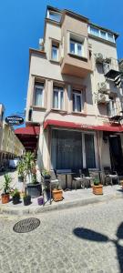 ein Gebäude mit Tischen und Stühlen davor in der Unterkunft SAND DOOR HOTEL in Istanbul