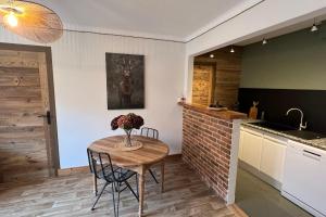 Kuchyňa alebo kuchynka v ubytovaní La Dorbluche duplex apartment 10-11 person