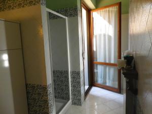 ルッカにあるLa Terrazzaのバスルーム(ガラスドア付きのシャワー付)