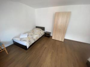 Postel nebo postele na pokoji v ubytování Gästehaus EMELI