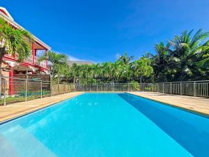 La pileta dentro o cerca de Lataniers 18 Orient Bay pool walking distance from the beach