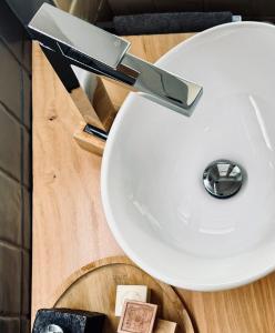 un coltello su un piatto bianco su un tavolo di Bricks House a Chieri