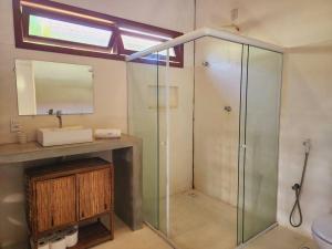 a bathroom with a glass shower and a sink at Casa Aruanã - Praia do Sargi, Serra Grande in Uruçuca +19 photos