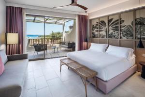 une chambre avec un lit et un salon dans l'établissement Cala Cuncheddi - VRetreats, à Murta Maria